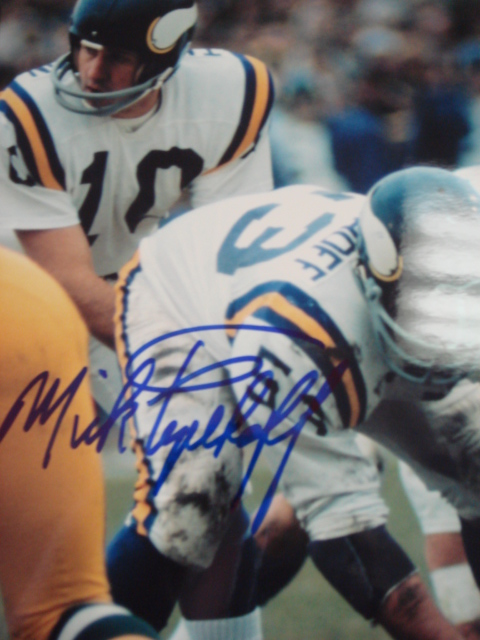 Mick Tingelhoff Autographed 8 x 10 Vikings picture With coa