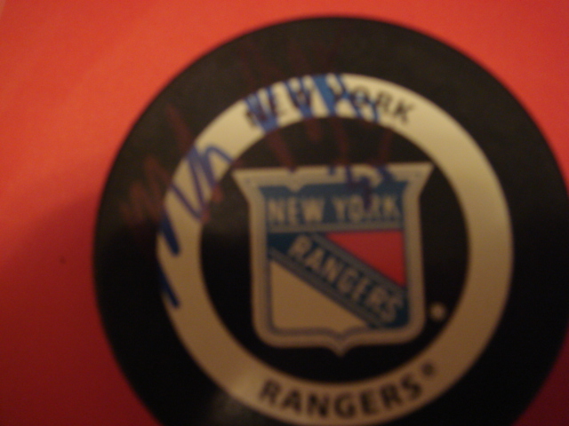 Mike Richter Autographed Official game hockey puck with Coa