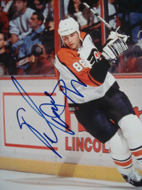 Eric Lindros autographed 8 x 10 Flyers picture with coa