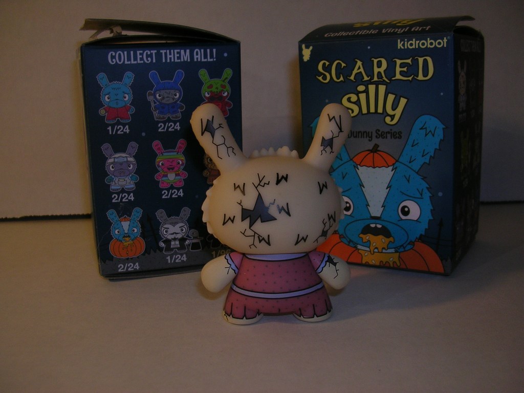 2017 Kidrobot Dunny Blind Box Minis Scared Silly #NNO You Crack Me Up back image