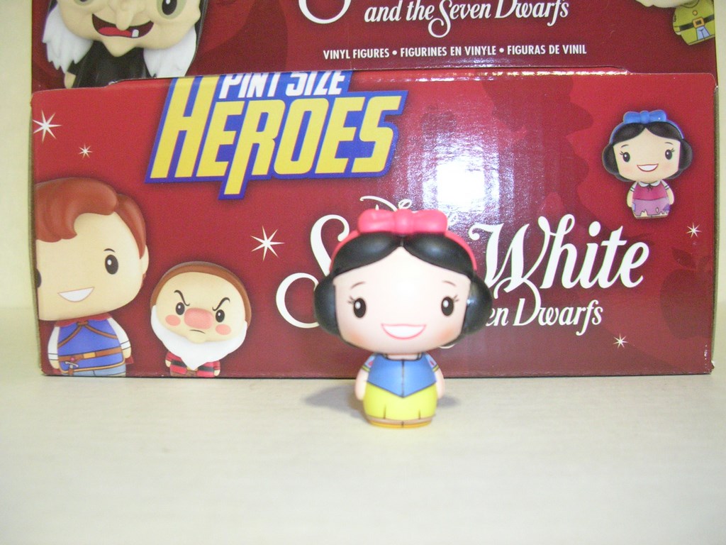 SNOW WHITE RED BOW Funko Pint Size Heroes Snow White and the Seven Dwarfs Vinyl Figure