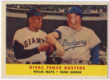 1958 Topps #436 Rival Fence Busters/Willie Mays/Duke Snider