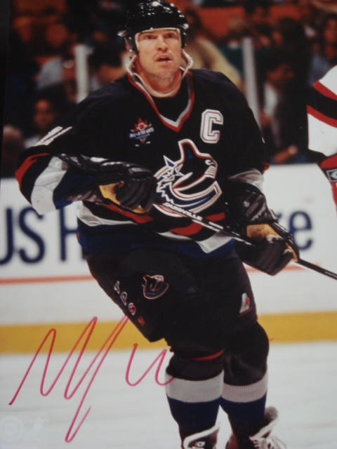 Mark Messier autographed 8 x 10 Canucks 8 x 10 picture up close