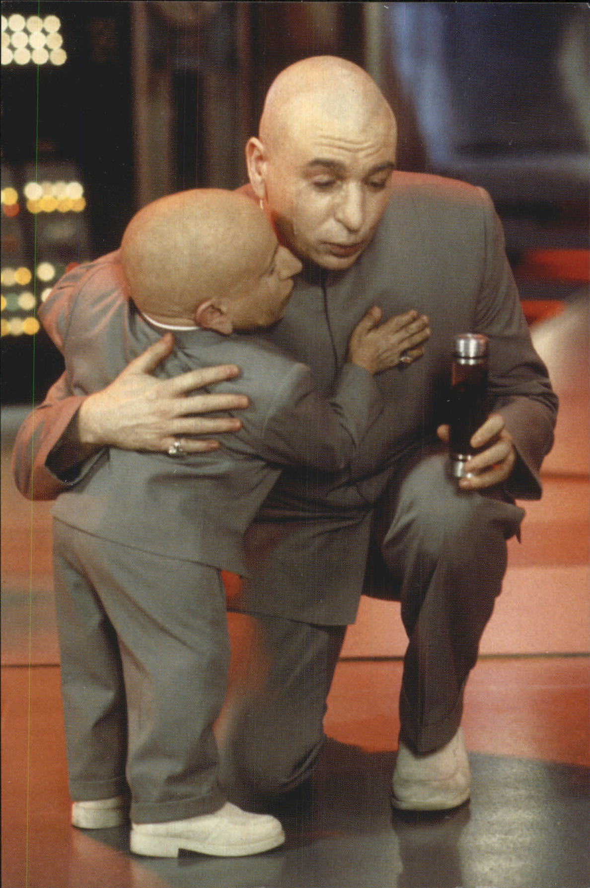 1999 Panini Austin Powers Photocards #40 Mini-Me hugs Dr. Evil