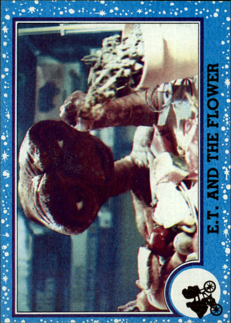 1982 Topps E.T. #18 E.T. and the Flower